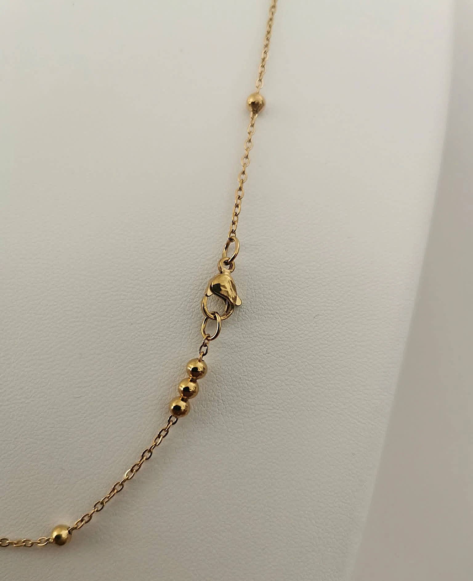 Collar de cadena con perlas doradas de acero inoxidable – photo 3